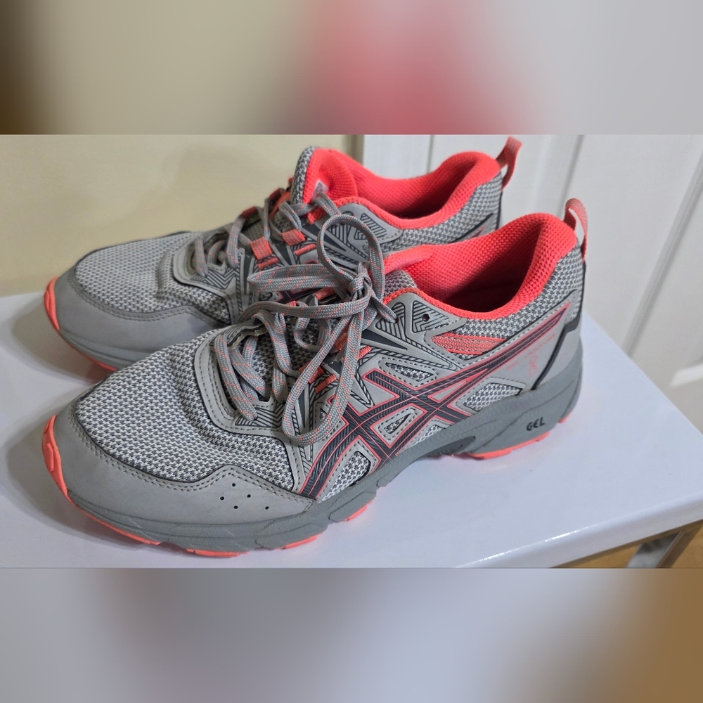 Oasis Gray and Pink Running Shoes